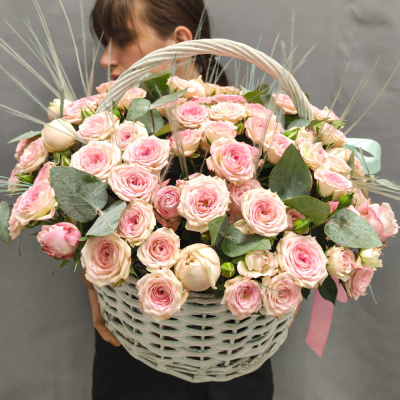 Корзина нежных кустовых роз 45005