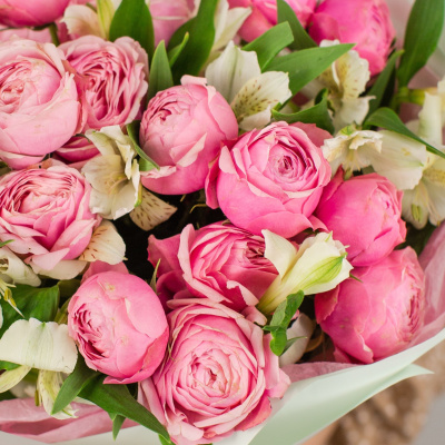 Букет из кустовых пионовидных розовых роз с альстромерией N 50422