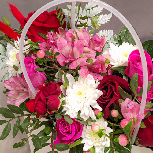 Сумка "Восторг" микс в красном цвете из кустовой хризантемы, розы и альстромерии арт. 45001