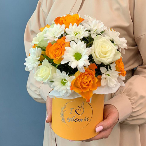 Коробка с розами и кустовой хризантемой арт. 66994