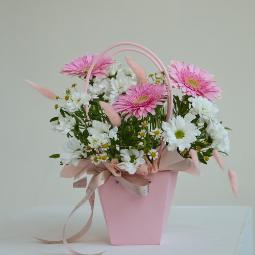 Сумочка с герберами и хризантемой ромашка арт. 84595