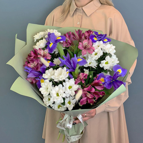 Букет из хризантем с ирисами и фиолетовой альстромерией арт. 67002-Ф