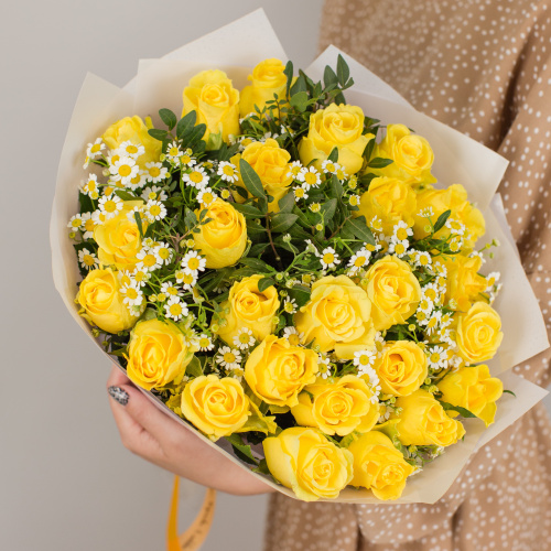 Букет из желтых роз Кения с ромашками (танацетум) арт. 50541-Ж