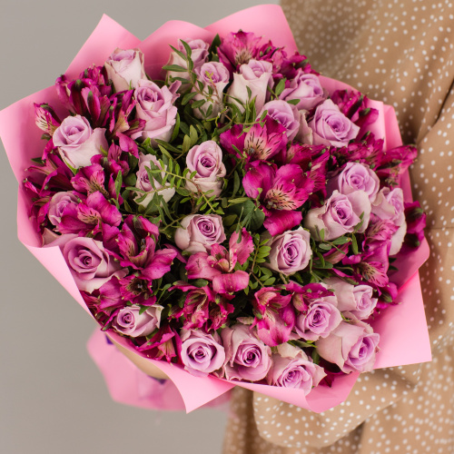 Букет из 25 сиреневых роз Кения и альстромерий арт. 50543
