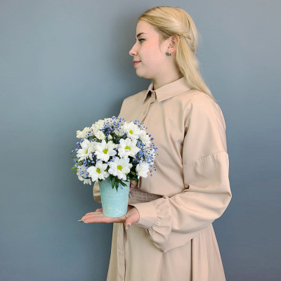 Стаканчик с хризантемой и голубой гипсофилой N 66995-Г