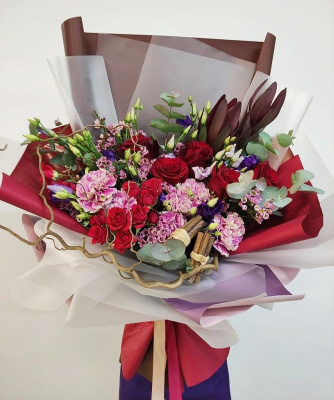 Букет "Время любить" из кустовой и эквадорской розы, эвкалипта, эустомы и диантуса 23794