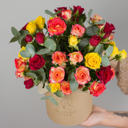 Коробка с цветными кустовыми розами и эвкалиптом арт. 50412