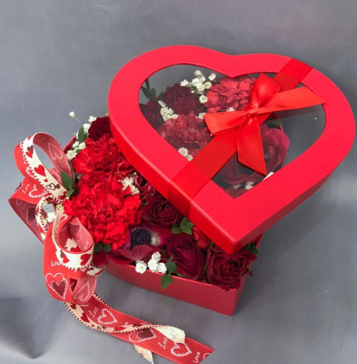 Валентинка "Дыхание любви" из кенийских роз, анемона, гипсофилы и диантуса (гвоздика) N 27721