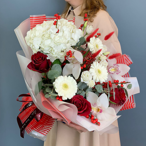 Красно-белый букет с гортензией, орхидеями и ягодами "Чудесное время" N 70982
