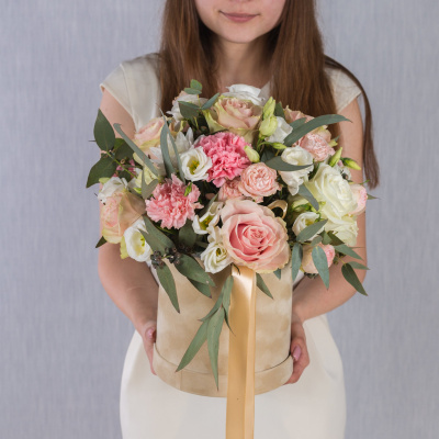 Композиция в коробке "Бал цветов" с розами, эустомой, диантусом и эвкалиптом N 38371