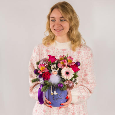 Коробка новогодняя с еловыми ветками и цветами Волшебный сон N 72249