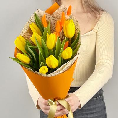 Букет 9 желтых тюльпанов с лагурусом 46461