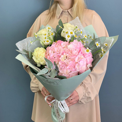 Букет из розовой гортензии с розами и ромашками N 66831