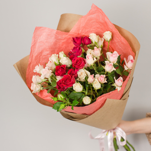 Букет из красных и розовых кустовых роз арт. 50401-КР