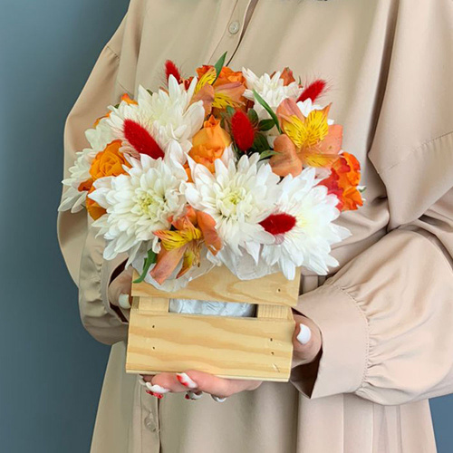 Ящик с цветами оранжевые розы и хризантема арт. 66998-О