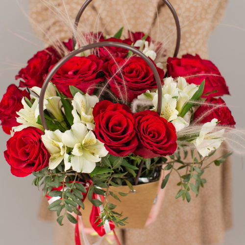 Сумочка с красными розами Кения и альстромерией арт. 50539