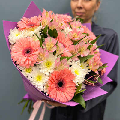 Букет из кустовой хризантемы с герберой и альстромерией "Танец бабочек" N 5490