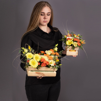 Композиция в ящике МИНИ с гермини и кустовыми розами "Весеннее послание" N 47205