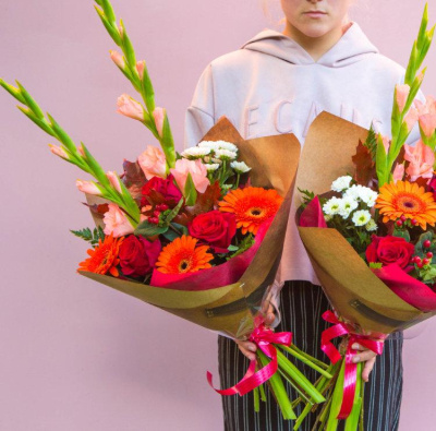 Букет "Поздравляю" из гладиолусов с розами и герберами. N 7610